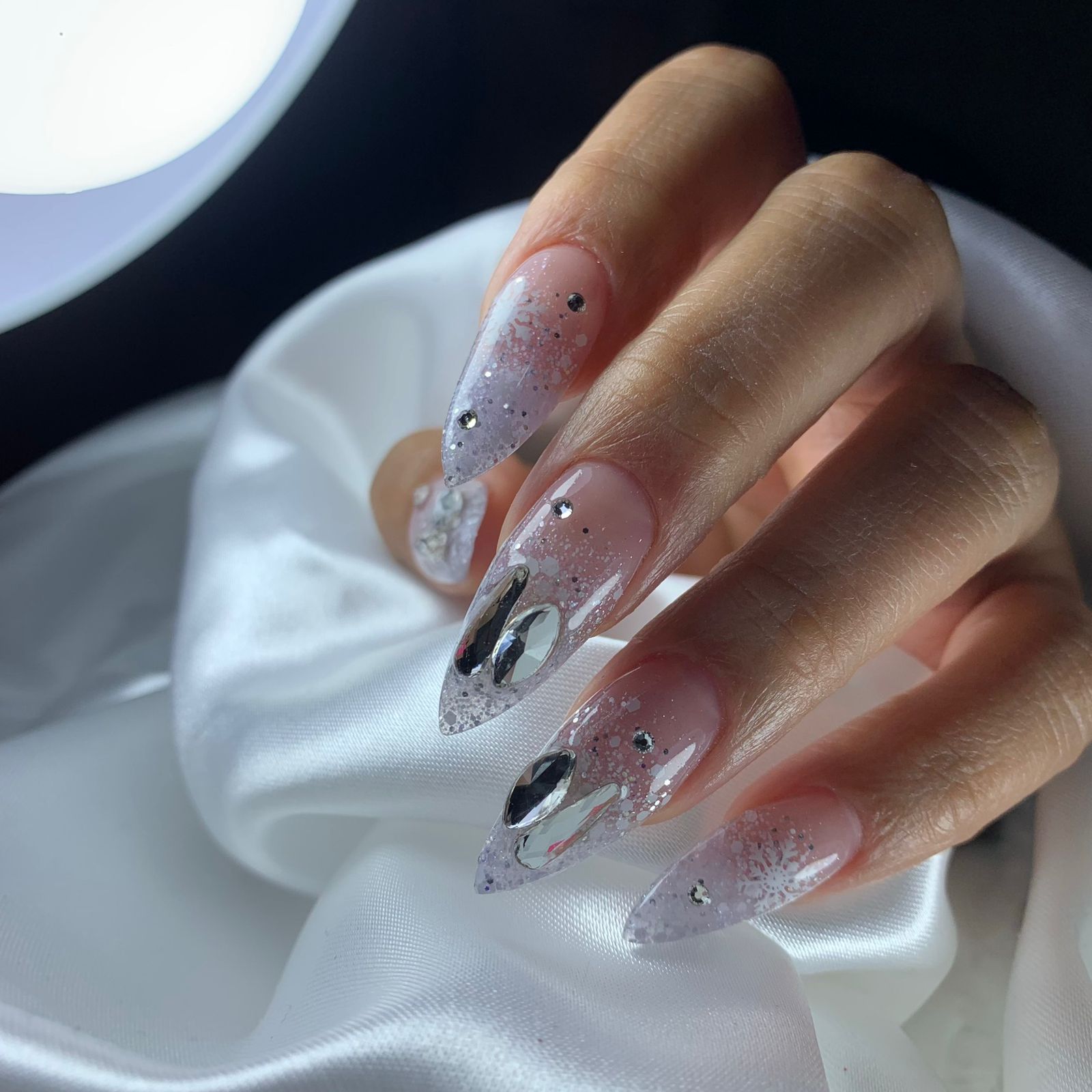 Lavadora ultrasónica en taller de manicure – Makiss Nails Studio El Bosque